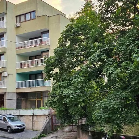 Old Bell With Garage For Smaller Cars Apartment *