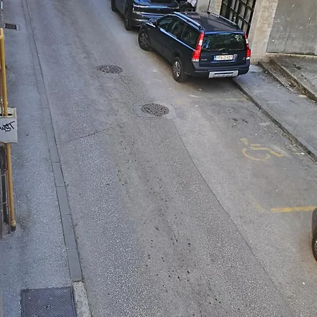 Old Bell With Garage For Smaller Cars Apartment *